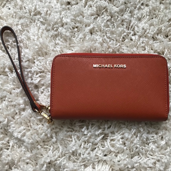 Michael Kors Handbags - Michael Kors Jet Set Smartphone Wallet